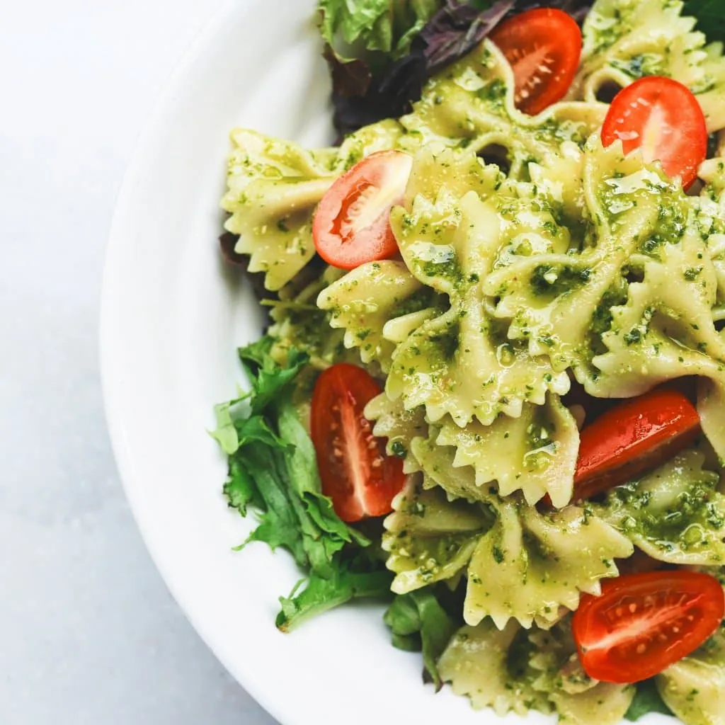 Frische Pasta mit Pesto und Tomaten
