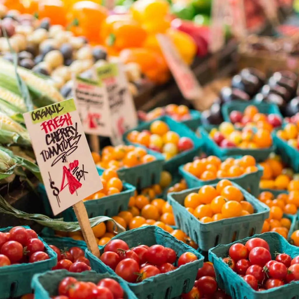 Frischer Bio-Markt mit Tomaten und Gemüse